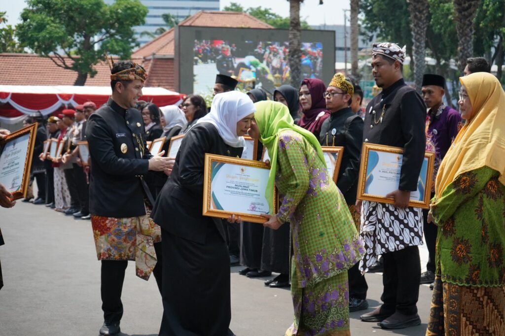 Suasana hangat saat perwakilan PW Muslimat NU Jawa Timur menerima piagam penghargaan dari Gubernur Jawa Timur, Ibu Khofifah Indar Parawansa, sebagai bentuk apresiasi atas peran aktif dalam menyukseskan imunisasi rutin dan kejar.