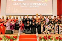 Delegasi MAN 2 Kota Malang berpose bersama di panggung utama IGSN 2026 Universiti Sains Islam Malaysia (USIM), Nilai, Malaysia usai mengamankan gelar juara umum.