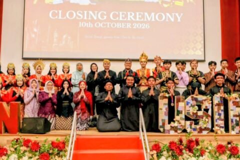 Delegasi MAN 2 Kota Malang berpose bersama di panggung utama IGSN 2026 Universiti Sains Islam Malaysia (USIM), Nilai, Malaysia usai mengamankan gelar juara umum.