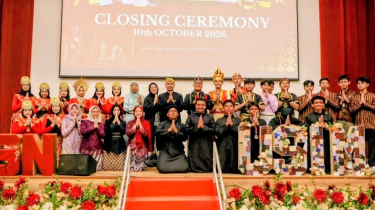 Delegasi MAN 2 Kota Malang berpose bersama di panggung utama IGSN 2026 Universiti Sains Islam Malaysia (USIM), Nilai, Malaysia usai mengamankan gelar juara umum.
