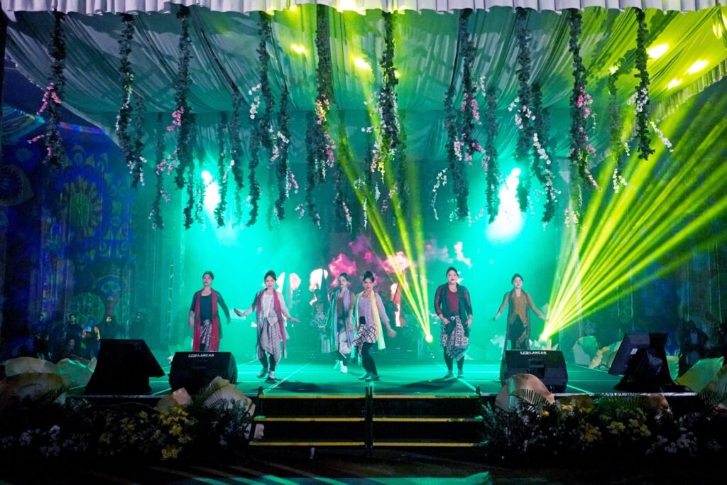 Penampilan seni tari tradisional dalam kemeriahan panggung Staff & Family Gathering.