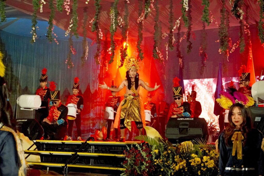 Aksi panggung teatrikal dan musikal yang dibawakan secara kreatif oleh para karyawan (heartists).
