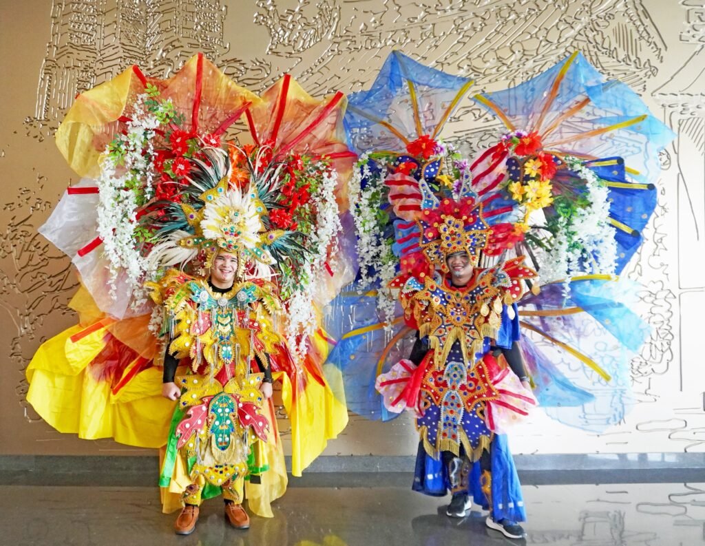 Para pengisi acara mengenakan busana kreasi karnaval bernuansa budaya lokal yang memukau.