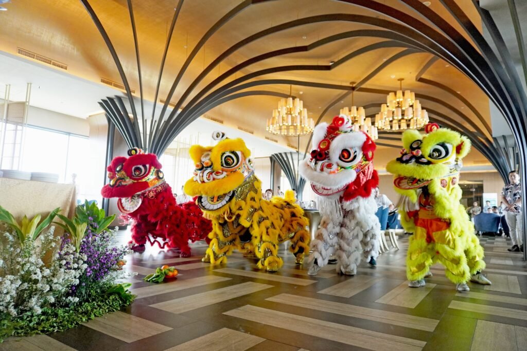 Pertunjukan barongsai meriahkan ulang tahun hotel.