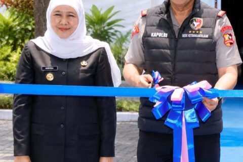 Gubernur Jatim Khofifah Indar Parawansa mendampingi Kapolri Jenderal Polisi Suyudi Ario Seto saat prosesi peresmian Desk Ketenagakerjaan Polri di Polres Jombang.