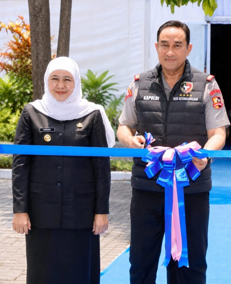 Gubernur Jatim Khofifah Indar Parawansa mendampingi Kapolri Jenderal Polisi Suyudi Ario Seto saat prosesi peresmian Desk Ketenagakerjaan Polri di Polres Jombang.