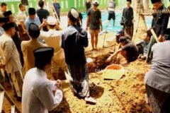 Suasana haru saat prosesi pemakaman almarhum KH Syukron Makmun di lingkungan Pondok Pesantren Darul Rahman, Kebayoran Baru, Jakarta.