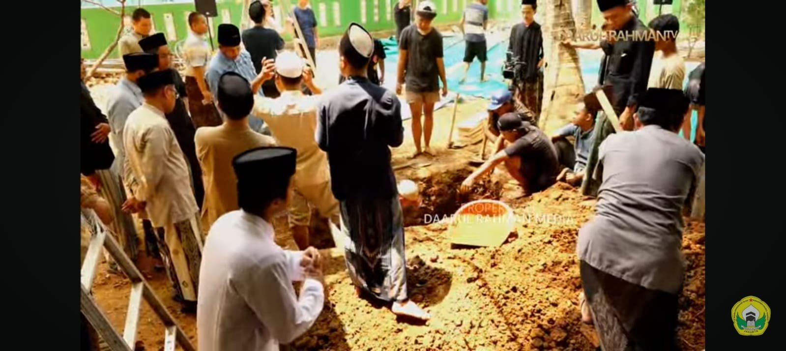 Suasana haru saat prosesi pemakaman almarhum KH Syukron Makmun di lingkungan Pondok Pesantren Darul Rahman, Kebayoran Baru, Jakarta.