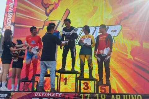 Pemberian medali dan penghargaan kepada para pemenang