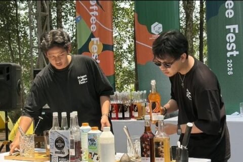 Para peserta saat meracik minuman dalam rangkaian kompetisi di Prigen Coffee Fest 2026.