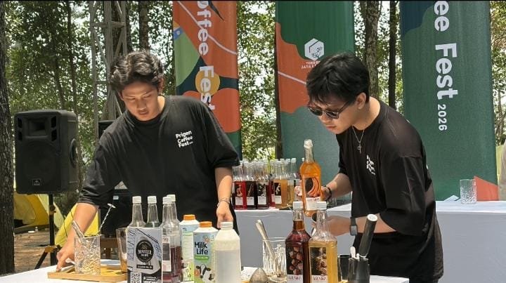 Para peserta saat meracik minuman dalam rangkaian kompetisi di Prigen Coffee Fest 2026.