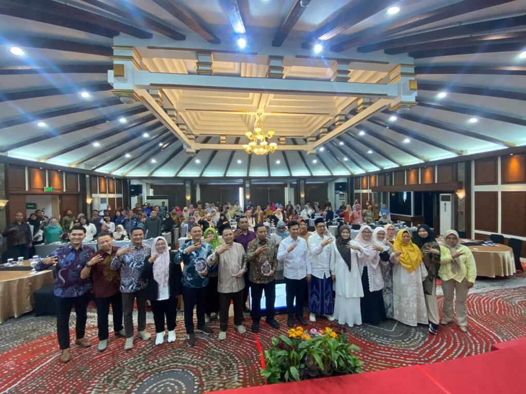 Suasana antusias para pelaku UMKM dari berbagai daerah di Jawa Timur bersama jajaran pengurus MES Jatim dan narasumber dalam acara Roadshow Literasi Keuangan Syariah (RLKS) Chapter Surabaya di Grand Inna Tunjungan Hotel.