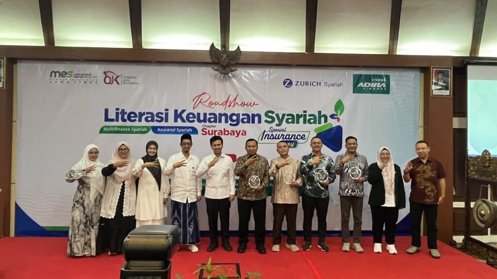 Sesi dokumentasi bersama jajaran pengurus MES Jawa Timur, perwakilan OJK Jatim, serta lembaga keuangan syariah pendukung dalam pembukaan RLKS Special Insurance Day.