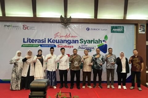 Sesi dokumentasi bersama jajaran pengurus MES Jawa Timur, perwakilan OJK Jatim, serta lembaga keuangan syariah pendukung dalam pembukaan RLKS Special Insurance Day.