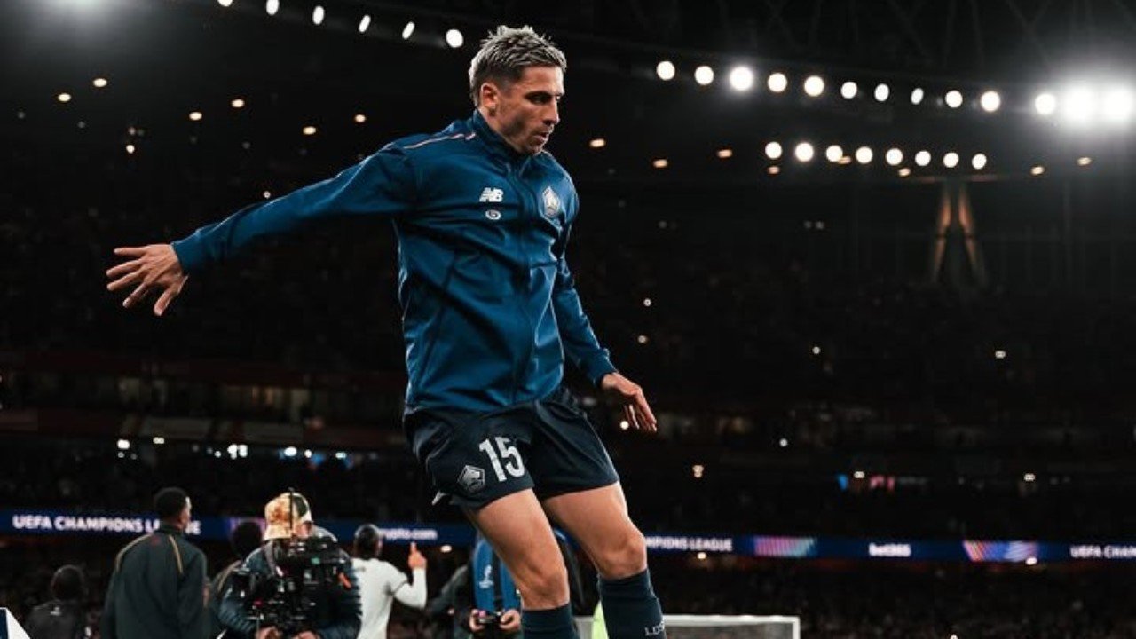 Romain Perraud saat pemanasan dalam laga kedua fase liga UCL Arsenal vs Lille di London (13/10), ia digantikan Calvin Verdonk pada babak kedua./Instagram @losclive