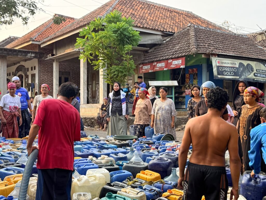 Ning Hj. Ru'yana Fuad menyaksikan langsung pemberian sumbangan air pada warga Karangjati Lumbang