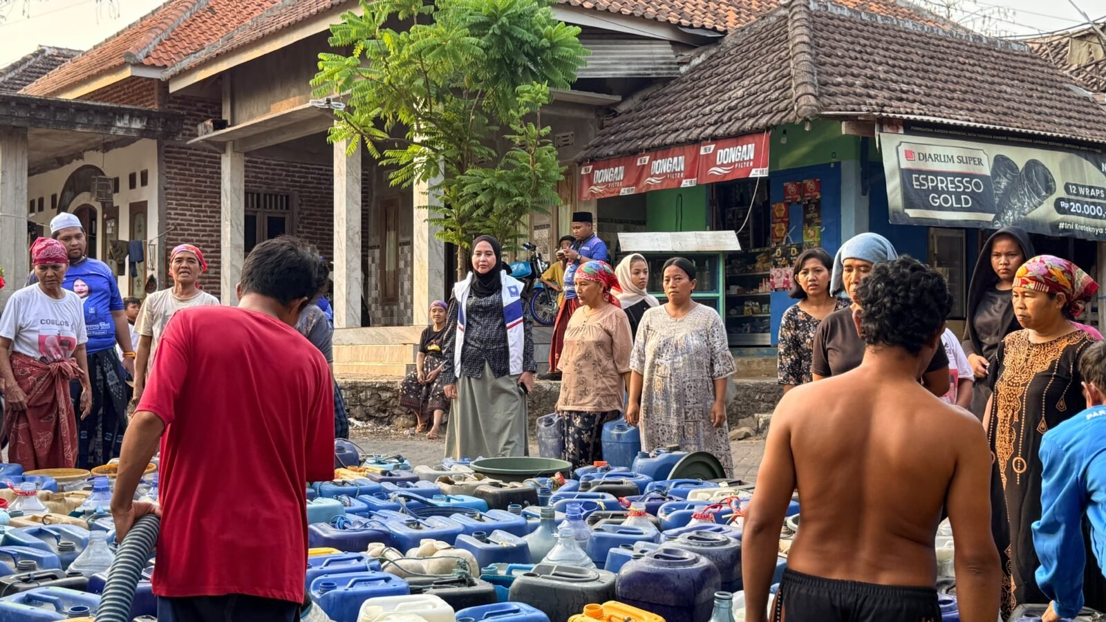 Ning Hj. Ru'yana Fuad menyaksikan langsung pemberian sumbangan air pada warga Karangjati Lumbang