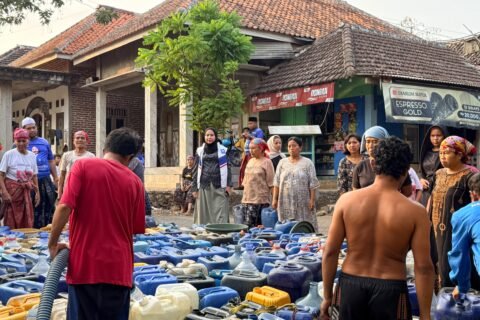 Ning Hj. Ru'yana Fuad menyaksikan langsung pemberian sumbangan air pada warga Karangjati Lumbang
