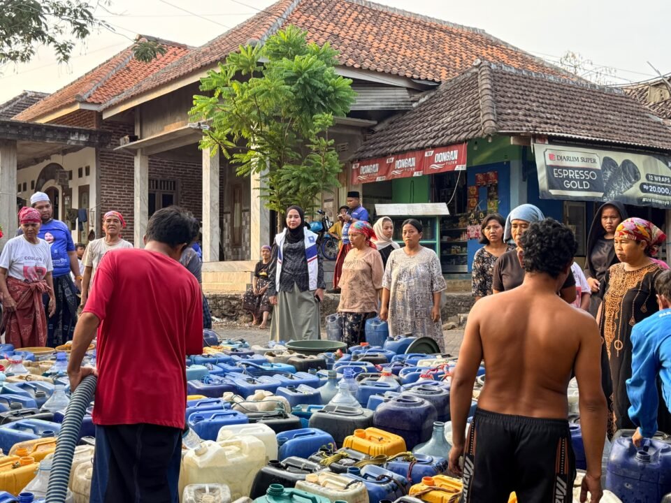 Ning Hj. Ru'yana Fuad menyaksikan langsung pemberian sumbangan air pada warga Karangjati Lumbang