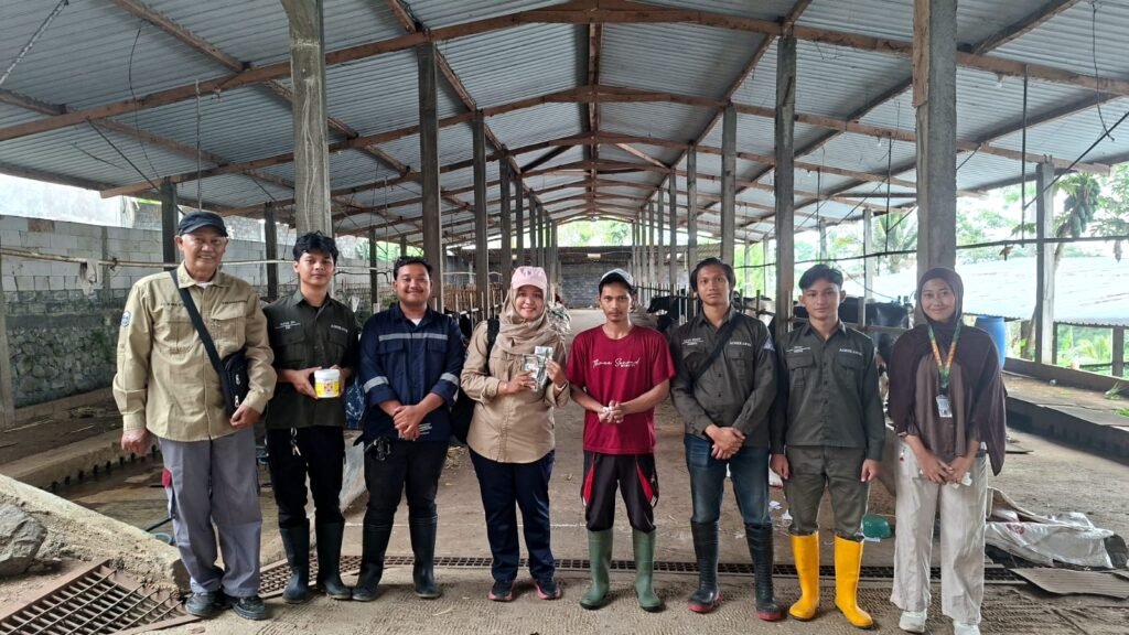 drh. Zilly Zenianti Zandriana, M.Si. dari Dinas Peternakan dan Kesehatan Hewan Kabupaten Malang bersama tim Sahabat Ternak Srawung Desa 2026 BEM Universitas Airlangga dan peternak sapi perah saat kegiatan edukasi kesehatan hewan di Desa Balesari, Kecamatan Ngajum, Kabupaten Malang,
