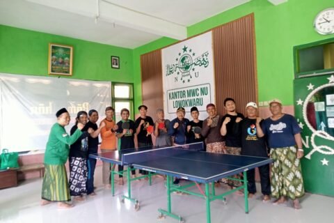 Penuh kebersamaan, para peserta saat mengikuti Lomba Pingpong Bersarung dalam rangka memeriahkan Hari Santri Nasional 2026 di Kantor MWC NU Lowokwaru.