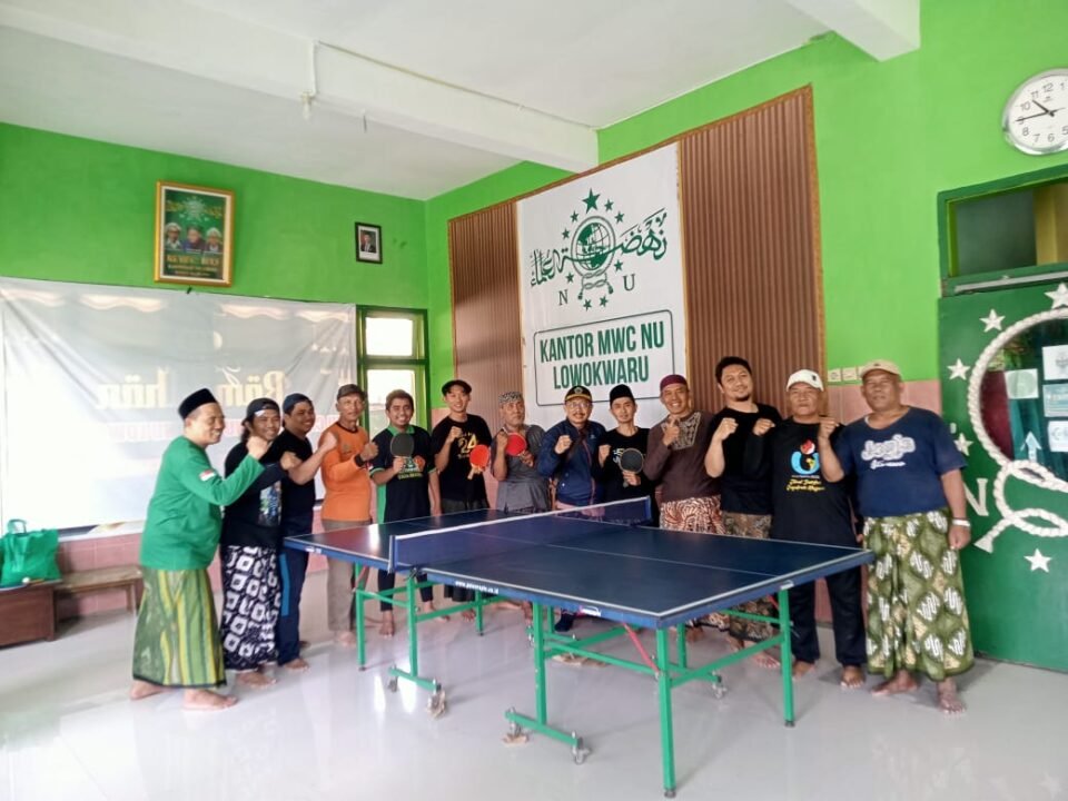 Penuh kebersamaan, para peserta saat mengikuti Lomba Pingpong Bersarung dalam rangka memeriahkan Hari Santri Nasional 2026 di Kantor MWC NU Lowokwaru.