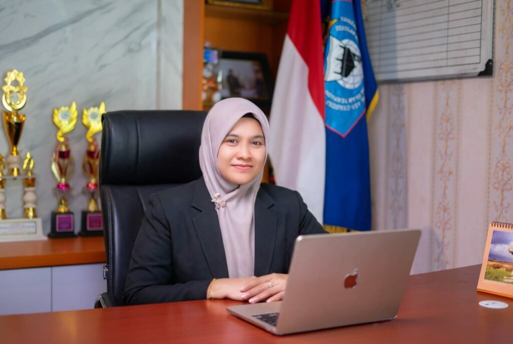 Untuk IdentitasSri Lestari, S.Si., M.Pd. NIM. : 260132960687 Jurusan. : S3 Manajemen Pendidikan Institusi : Universitas Negeri Malang Pekerjaan : Kepala Sekolah SMP IT Asy-Syadzili Pakis Malang