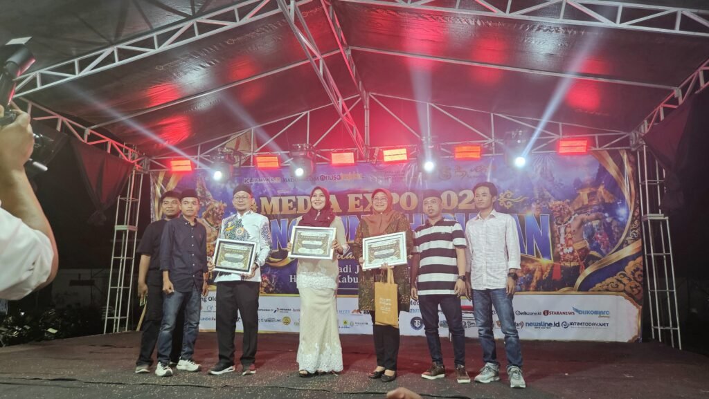 Sesi penyerahan penghargaan dan foto bersama tokoh penggerak media dan ekonomi kreatif daerah.