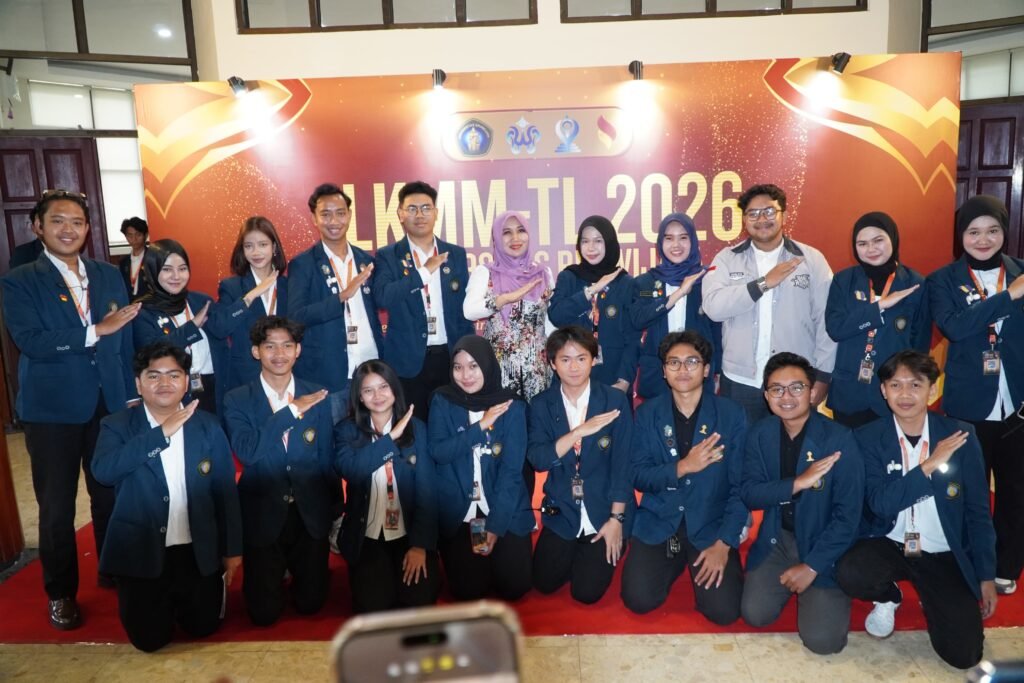 Sesi foto bersama peserta LKMM-TL UB 2026 bersama Dr. Lia Istifhama.