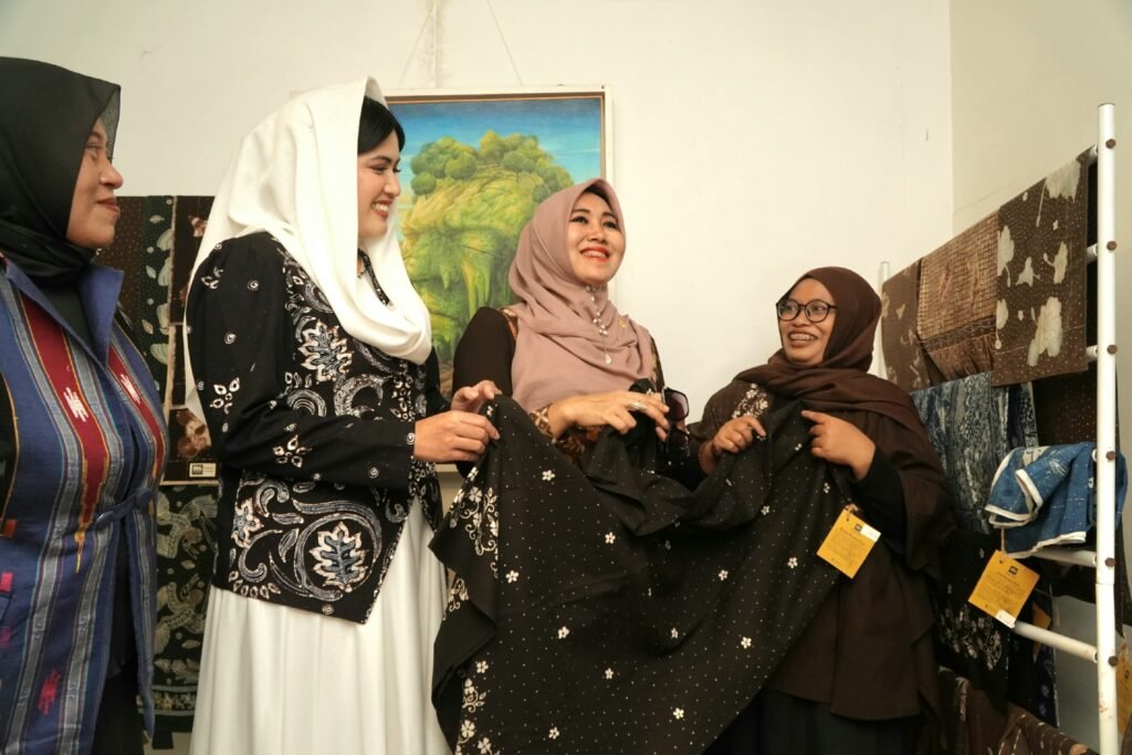 Senator Lia Istifhama saat mengamati koleksi kain batik tulis di Sanggar Batik Mbah Guru.