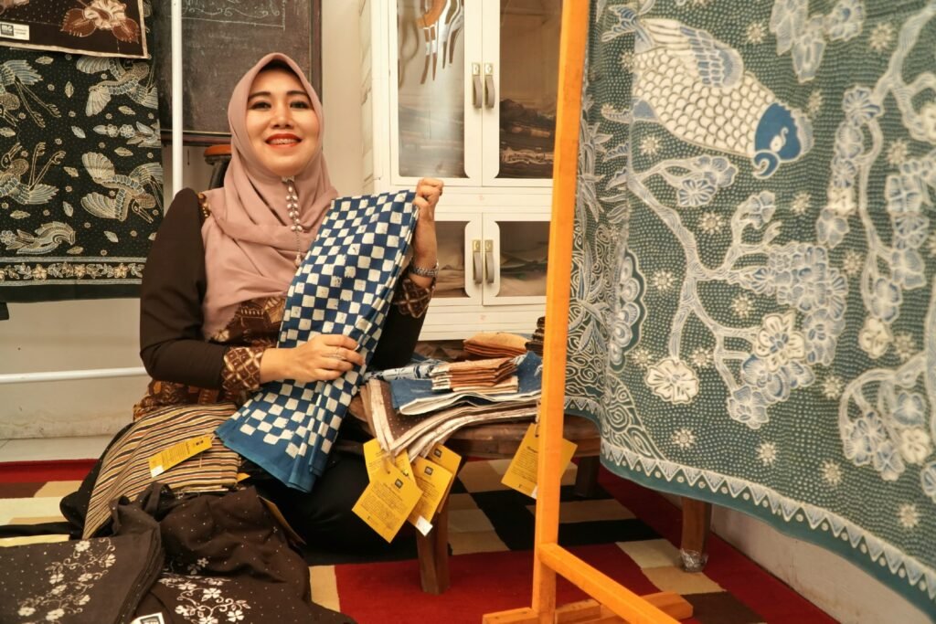 Menampilkan keindahan kain batik tulis khas Lamongan ramah lingkungan.