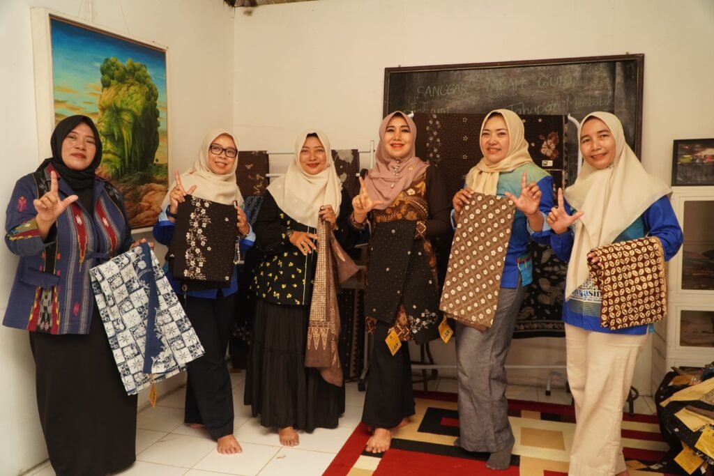 Sesi foto bersama rombongan dan pengelola sanggar di Lamongan.