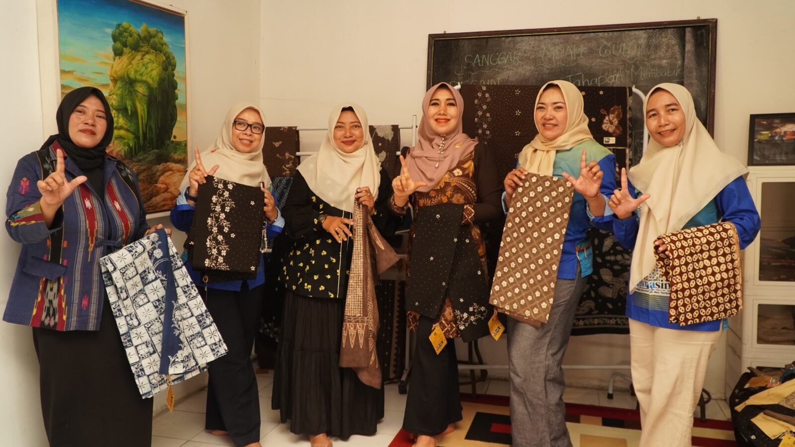 Sesi foto bersama rombongan dan pengelola sanggar di Lamongan.