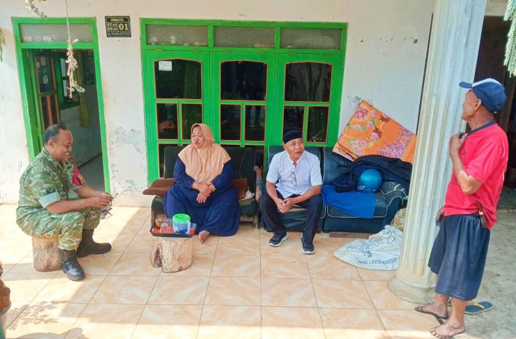 Suasana keakraban saat Babinsa berdialog langsung untuk menyerap aspirasi dan memperkuat kamtibmas bersama warga.