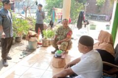 Babinsa Wonokoyo, Serma Heru, saat melaksanakan komunikasi sosial (komsos) bersama warga dan aparat setempat.