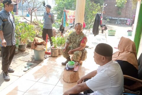 Babinsa Wonokoyo, Serma Heru, saat melaksanakan komunikasi sosial (komsos) bersama warga dan aparat setempat.