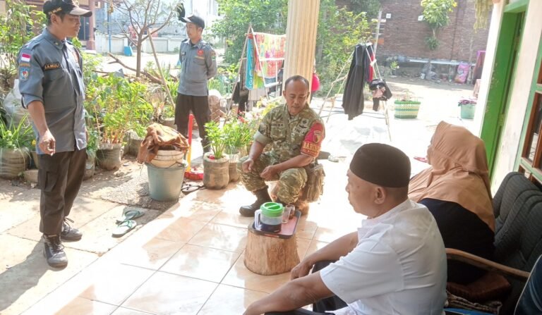 Babinsa Wonokoyo, Serma Heru, saat melaksanakan komunikasi sosial (komsos) bersama warga dan aparat setempat.
