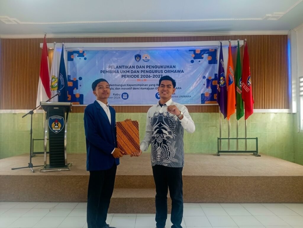 Prosesi penyerahan simbolis dalam acara Serah Terima Jabatan pengurus organisasi mahasiswa di lingkungan Universitas PGRI Wiranegara