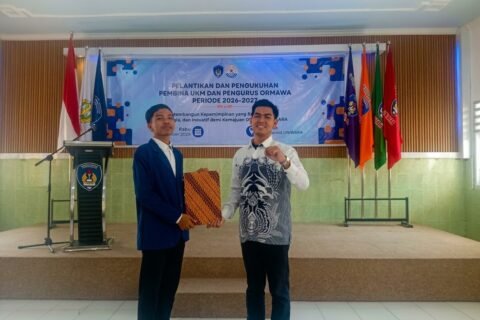 Prosesi penyerahan simbolis dalam acara Serah Terima Jabatan pengurus organisasi mahasiswa di lingkungan Universitas PGRI Wiranegara