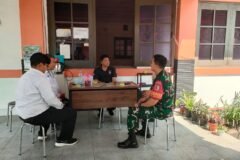 Babinsa Kelurahan Bareng, Sertu Putu, saat berdialog santai dan akrab dengan warga dalam kegiatan Komsos di wilayah binaannya, Senin (12/10).