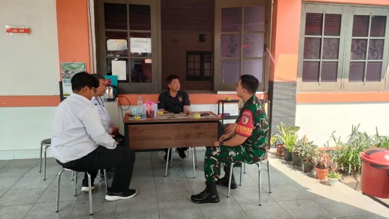 Babinsa Kelurahan Bareng, Sertu Putu, saat berdialog santai dan akrab dengan warga dalam kegiatan Komsos di wilayah binaannya, Senin (12/10).