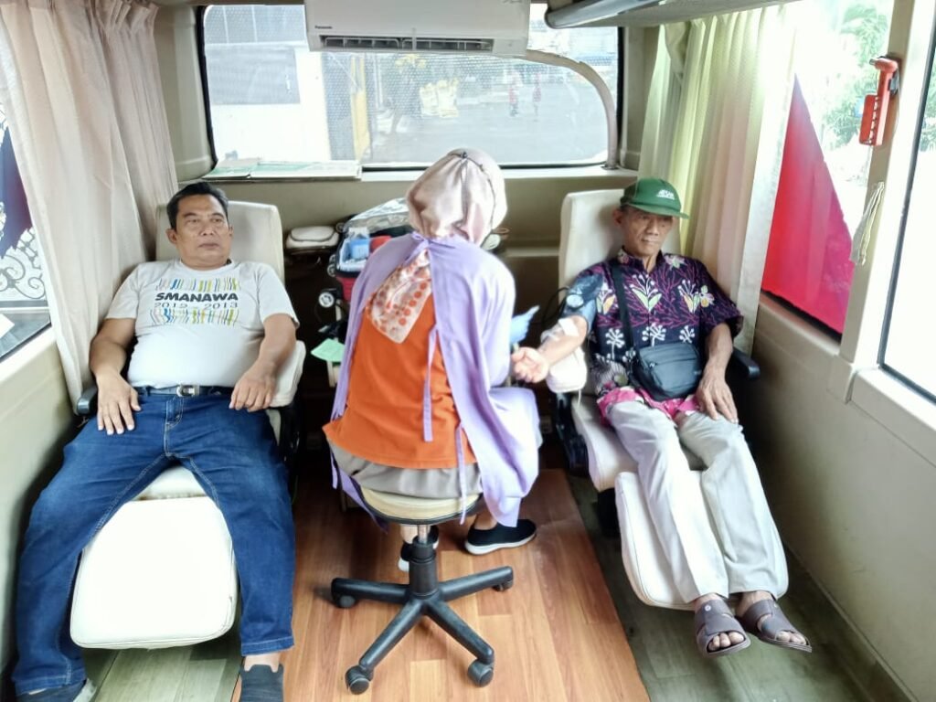 Proses donor darah di dalam bus PMI.