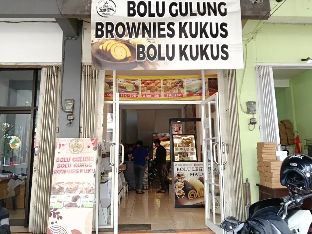 Tampilan gerai usaha kuliner "Bolu Legenda Malang" yang dirintis oleh Joko Santoso.