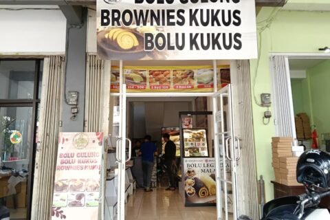 Tampilan gerai usaha kuliner "Bolu Legenda Malang" yang dirintis oleh Joko Santoso.