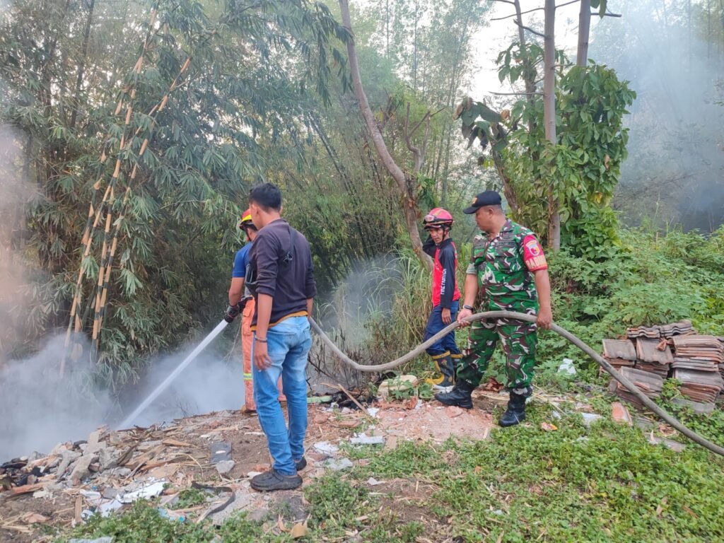 Armada pemadam kebakaran dikerahkan ke lokasi untuk memastikan penanganan kebakaran berjalan optimal.