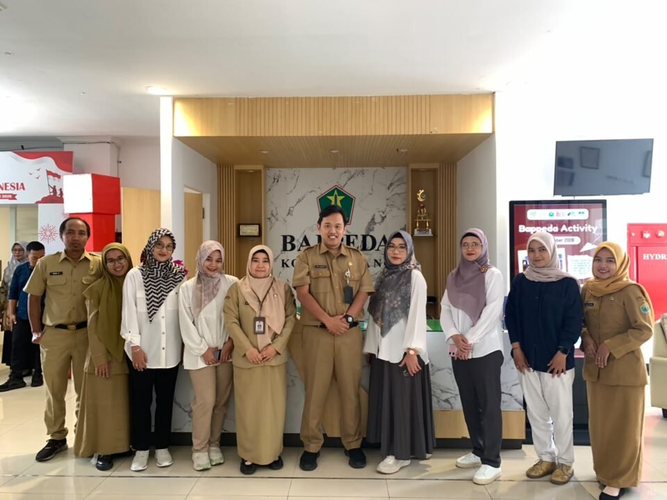 foto bersama jajaran Bidang Litbang Bappeda Kota Malang dan tim akademisi UB.