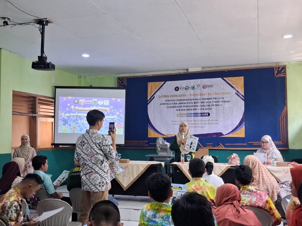 Suasana pemaparan materi strategi peningkatan nilai tambah produk hortikultura oleh tim pengabdian di hadapan para peserta pelatihan.