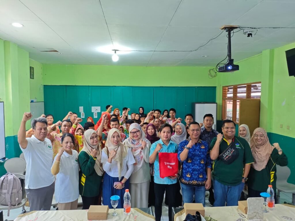 Sesi foto bersama tim dosen Universitas Brawijaya (UB), Universiti Putra Malaysia (UPM), perwakilan Pemkot Batu, serta guru dan siswa SLB Eka Mandiri Batu.