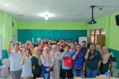 Sesi foto bersama tim dosen Universitas Brawijaya (UB), Universiti Putra Malaysia (UPM), perwakilan Pemkot Batu, serta guru dan siswa SLB Eka Mandiri Batu.