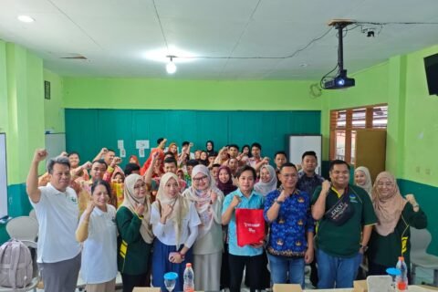 Sesi foto bersama tim dosen Universitas Brawijaya (UB), Universiti Putra Malaysia (UPM), perwakilan Pemkot Batu, serta guru dan siswa SLB Eka Mandiri Batu.